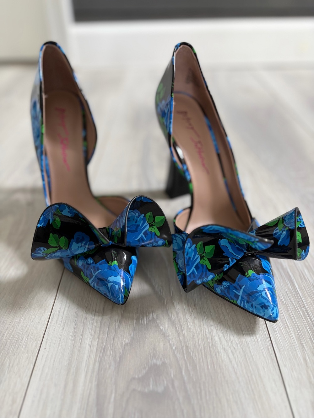 Betsey Johnson Blue and Black Floral Bow Pointed-Toe Pumps Brand New